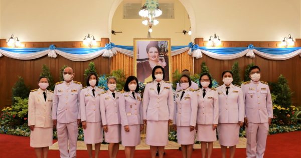 นางสาวอ้อนฟ้า เวชชาชีวะ เลขาธิการ ก.พ.ร. พร้อมด้วยคณะผู้บริหาร ร่วมถวายแจกันดอกไม้ และลงนามถวายพระพรชัยมงคลสมเด็จพระนางเจ้าสิริกิติ์ พระบรมราชินีนาถ พระบรมราชชนนีพันปีหลวง