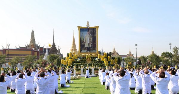 นายปกรณ์ นิลประพันธ์ เลขาธิการ ก.พ.ร. นางสาวสุนทรี สุภาสงวน รองเลขาธิการ ก.พ.ร. พร้อมด้วยนายวิชิตร์ แสงทองล้วน ผู้ช่วยเลขาธิการ ก.พ.ร. เข้าร่วมพิธีทำบุญตักบาตร ถวายพานพุ่มและถวายบังคม เนื่องในวันคล้ายวันพระบรมราชสมภพของพระบาทสมเด็จพระบรมชนกาธิเบศร มหาภูมิพลอดุลยเดชมหาราช บรมนาถบพิตร