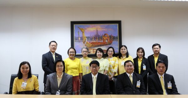 นายปกรณ์ นิลประพันธ์ เลขาธิการ ก.พ.ร. พร้อมด้วยคณะผู้บริหารสำนักงาน ก.พ.ร. เข้ารดน้ำขอพร รองนายกรัฐมนตรี (นายวิษณุ เครืองาม) และรัฐมนตรีประจำสำนักนายกรัฐมนตรี (นายสุวพันธุ์ ตันยุวรรธนะ)