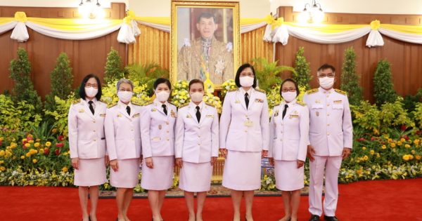 นางสาวอ้อนฟ้า เวชชาชีวะ เลขาธิการ ก.พ.ร. เข้าร่วมพิธีทำบุญตักบาตร และพิธีถวายสัตย์ปฏิญาณเพื่อเป็นข้าราชการที่ดีและพลังของแผ่นดิน ณ ท้องสนามหลวง