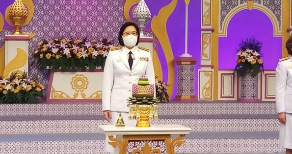 นางสาวอ้อนฟ้า เวชชาชีวะ เลขาธิการ ก.พ.ร. พร้อมด้วยผู้บริหาร สำนักงาน ก.พ.ร. ร่วมบันทึกเทปกล่าวอาเศียรวาท ถวายพระพรชัยมงคล สมเด็จพระนางเจ้าสุทิดา พัชรสุธาพิมลลักษณ พระบรมราชินี เนื่องในโอกาสวันเฉลิมพระชนมพรรษา