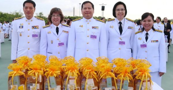 เลขาธิการ ก.พ.ร. พร้อมด้วยผู้บริหารสำนักงาน ก.พ.ร. ร่วมพิธีตักบาตร ณ มณฑลพิธีท้องสนามหลวง และพร้อมกันนี้ได้นำข้าราชการร่วมลงนามถวายพระพรชัยมงคล สมเด็จพระนางเจ้าสุทิดา พัชรสุธาพิมลลักษณ พระบรมราชิน