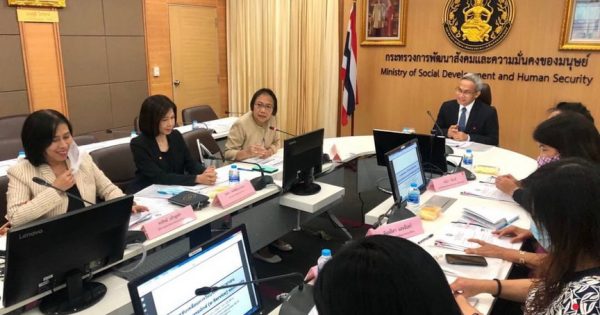 คณะทำงานขับเคลื่อนและขยายผลการให้บริการหรือการทำงานบนระบบออนไลน์ (e-Service) ในส่วนราชการ ได้เข้าพบรองปลัดกระทรวงการพัฒนาสังคมและความมั่นคงของมนุษย์ และผู้บริหารของส่วนราชการในสังกัดปลัดกระทรวงการพัฒนาสังคมและความมั่นคงของมนุษย์