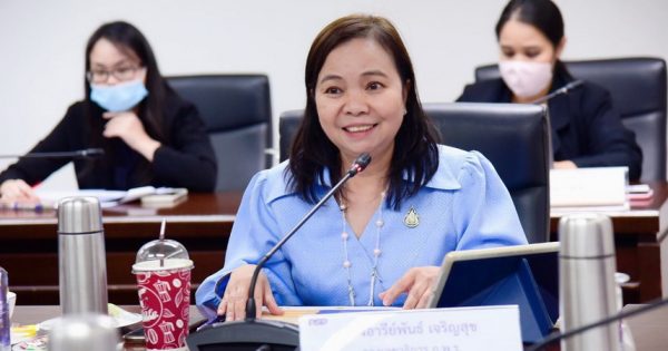 นางอารีย์พันธ์ เจริญสุข รองเลขาธิการ ก.พ.ร. พร้อมเจ้าหน้าที่ ก.พ.ร. ร่วมหารือแนวทางการพัฒนาระบบจดแจ้งออนไลน์ตามข้อสั่งการนายกรัฐมนตรีที่ให้หน่วยงานพิจารณาใช้เทคโนโลยีดิจิทัลในการอำนวยความสะดวกแก่ประชาชน