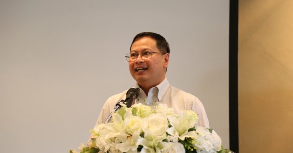 สำนักงาน ก.พ.ร. นายปกรณ์ นิลประพันธ์ เลขาธิการ ก.พ.ร. พร้อมด้วยผู้บริหาร และเจ้าหน้าที่สำนักงาน ก.พ.ร. ร่วมกันกล่าวคำประกาศเจตจำนง “การบริหารงานด้วยความซื่อสัตย์สุจริต โปร่งใสและเป็นไปตามหลักธรรมาภิบาล”