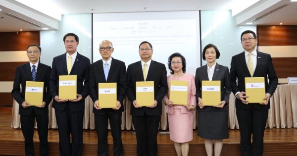 พิธีลงนามบันทึกข้อตกลงความร่วมมือในโครงการพัฒนานักบริหารการเปลี่ยนแปลงรุ่นใหม่ ระหว่างสำนักงานคณะกรรมการพัฒนาระบบราชการ (ก.พ.ร.) สถาบันส่งเสริมการบริหารกิจการบ้านเมืองที่ดี สำนักงาน ก.พ.ร. กับ กลุ่ม ปตท.