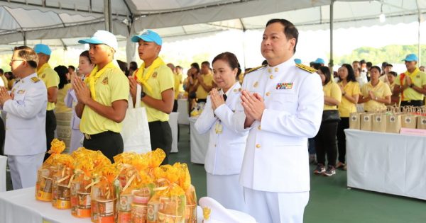 นายปกรณ์ นิลประพันธ์ เลขาธิการ ก.พ.ร. พร้อมนางอารีย์พันธ์ เจริญสุข รองเลขาธิการ ก.พ.ร. ร่วมพิธีทำบุญตักบาตร พร้อมกันนี้ได้ร่วมพิธีวางพวงมาลาและพิธีถวายบังคม เนื่องในวันคล้ายวันสวรรคตพระบาทสมเด็จพระบรมชนกาธิเบศร มหาภูมิพลอดุลยเดชมหาราช บรมนาถบพิตร