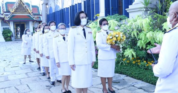 นางสาวอ้อนฟ้า เวชชาชีวะ เลขาธิการ ก.พ.ร. พร้อมคณะผู้บริหารสำนักงาน ก.พ.ร. ร่วมลงนามถวายพระพรเนื่องในโอกาสวันเฉลิมพระชนมพรรษาพระบาทสมเด็จพระเจ้าอยู่หัว