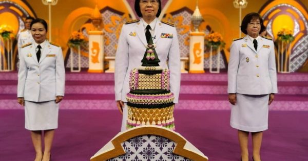 เลขาธิการ ก.พ.ร. พร้อมด้วยผู้บริหาร และข้าราชการสำนักงาน ก.พ.ร. ร่วมบันทึกเทปกล่าวอาเศียรวาท ถวายพระพรชัยมงคล สมเด็จพระนางเจ้าสุทิดา พัชรสุธาพิมลลักษณ พระบรมราชินี