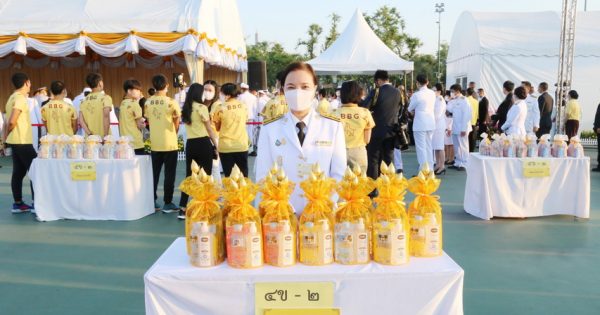 นางอารีย์พันธ์ เจริญสุข รองเลขาธิการ ก.พ.ร. พร้อมด้วยข้าราชการสำนักงาน ก.พ.ร. เข้าร่วมพิธีทำบุญตักบาตร เนื่องในวันคล้ายวันพระราชสมภพ พระบาทสมเด็จพระบรมชนกาธิเบศร มหาภูมิพลอดุลยเดชมหาราช บรมนาถบพิตร