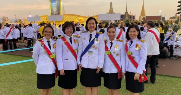 นางสาวอ้อนฟ้า เวชชาชีวะ เลขาธิการ ก.พ.ร. พร้อมด้วยผู้บริหารสำนักงาน ก.พ.ร. ร่วมเฝ้าฯ รับเสด็จพระบาทสมเด็จพระเจ้าอยู่หัวและสมเด็จพระนางเจ้าพระบรมราชินี ในโอกาสเสด็จพระราชดำเนินทรงเป็นประธานในพิธีจุดเทียนมหามงคล